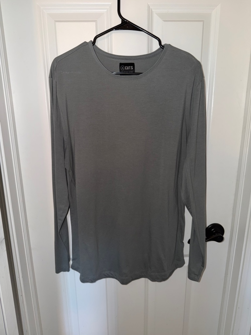 Cuts Clothing Men's Long Sleeve Tee in Gray
